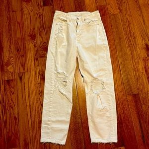 AE White stretch jeans size 6 regular